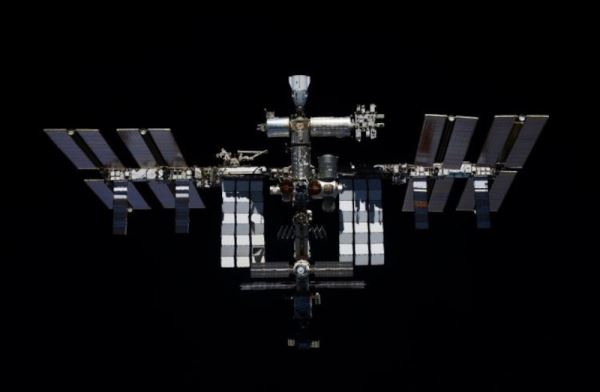 Российские космонавты на МКС начали перенос своих кресел из корабля с пробоиной в новый «Союз МС-23» 